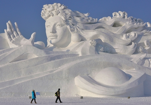 سازه غول آسای ساخته شده توسط حاضران در جشنواره یخ هاربین در چین REUTERS/Sheng Li
