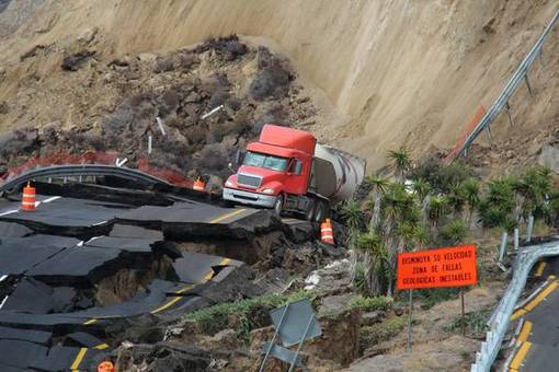 مقامات مکزیک روز گذشته (یکشنبه ۲۹ دسامبر) اعلام کردند که ۳۰۰ متر از یک بزرگراه ساحلی در نزدیکی مرز این کشور با آمریکا روز شنبه در پی وقوع زمین‌لرزه‌های کوچک فرو ریخته و ۳۰ متر سقوط کرده است-ANSA

