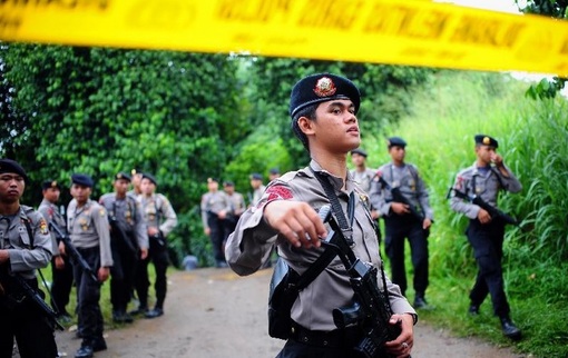 پلیس اندونزی از دستگیری یک مظنون تروریست به دلیل نقش احتمالی در انجام یک انفجار انتحاری در پاسگاه پلیس و فعالیت‌های شبه نظامی خبر داد- (Xinhua/Zulkarnain)
