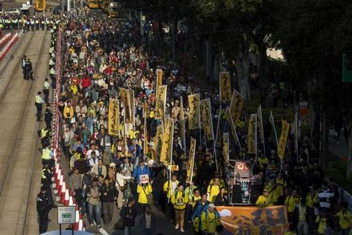 هزاران تن در هونگ کنگ در دفاع از دموکراسی و افزایش آزادی‌های سیاسی تظاهرات کردند-REUTERS/TYRONE SIU
