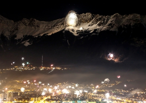 آتش بازی بر فراز شهر اینسبورگ و کوه‌های نوردکت در جشن آغاز سال نو-REUTERS/Dominic Ebenbichler
