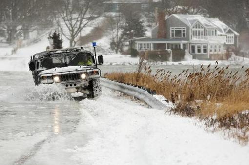 نخستین برف و بوران عظیم آمریکا در سال ۲۰۱۴ شمال شرق این کشور را فراگرفت. مقامات نیویورک و نیوجرسی با اعلام وضعیت فوق‌العاده از ساکنان این دو ایالت خواسته‌اند تا خانه‌های خود را ترک نکنند-ANSA
