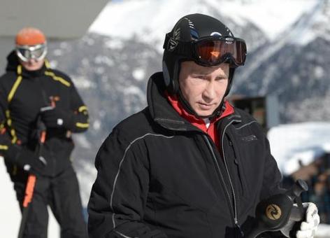 ولادمیر پوتین، هر از چند گاهی به اماکن اختصاص یافته به المپیک زمستانی سوچی سر زده و با سایر همراهان به ورزش می پردازد-REUTERS/Alexei Nikolskiy/RIA Novosti/Kremlin
