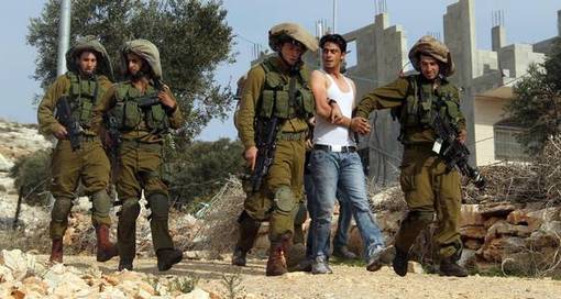 جوان فلسطینی معترض به شهرک سازی اسرائیلیها و تصاحب زمینهای آنان در کرانه باختری رود اردن توسط نظامیان اسرائیل دستگیر شده-ANSA
