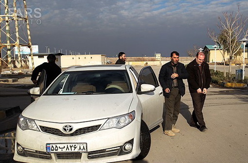 سه نفر از افراد کشته شده حادثه که امروز در شهرک دفاع مقدس رخ داد شامل محمدجواد شریفی‌راد، رضا فرجی و مهدی مرادی از کارمندان رسمی شبکه یک بوده‌اند.ده نمکی با چهره ای بهت زده وارد صحنه انفجاری می شود که لحظاتی پیش همکارانش در آن جان خود رو از دست داده اند
