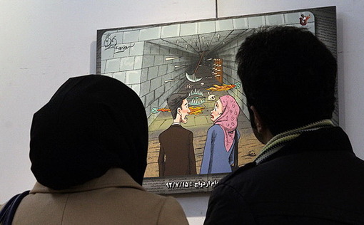 محمد کارگر کاریکاتوریست بیرجندی با برپایی نمایشگاه مطبوعاتی با موضوعاتی مانند تورم، گرانی، یارانه ها، کمبود دارو و ... درد های مردم را در این چند ساله طراحی کرده  و در نگارخانه شهر  به نمایش گذاشته استmehr/mohsen noferesti
