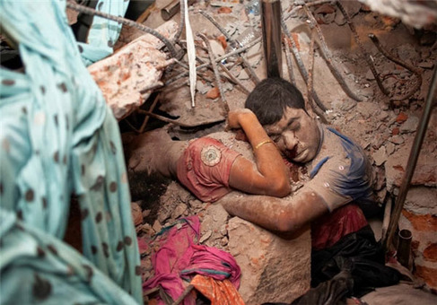 زن و شوهری که زیر آوار پس از فروپاشی یک کارخانه تا آخرین دقایق همدیگر را در آغوش گرفته بودند