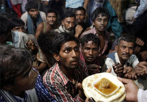 انتظار بی‌خانمان‌ها برای دریافت غذای رایگان در خارج از مسجد، دهلی‌نو ـ هند