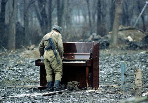 سرباز روس در حال نواختن پیانو در چچن در سال 1994