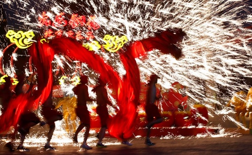 جشن سال نوی چینی ها در سراسر چین برپاست. در استان «هِه بِی»، در شمال چین یک آتش بازی سنتی تماشاچیان را میخکوب کرد. در این برنامه گروهی از هنرمندان با استفاده آهن مذاب صحنه های زیبایی را به نمایش گذاشته اند. روجا اسدی از آخرین شیرین کاری های چینی ها در جشن های سال نویشان گزارش می دهد/رویترز