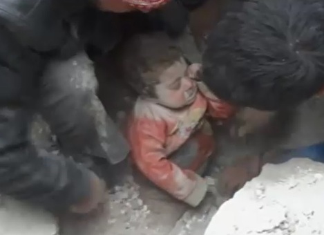 زنده یافتن کودک ۱۴ ماهه پس از هشت روز از زیر آوار.این حادثه در پی حمله هوایی و اصابت راکت به مناطق مسکونی حلب در روز ۲۲ ژانویه روی داد. یکی از گزارشگران از این خردسال ۱۴ ماهه در حالی که امدادگران او را از زیر آوار بیرون می آوردند فیلمبرداری کرده است/euronews