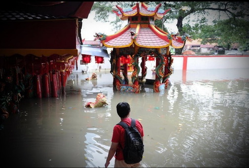 رانش زمین در پی بارش باران‌های سیل‌‌‌آسا در جزیره جاوا اندونزی، تاکنون یک کشته و دوازده ناپدید ‌بر جای گذاشته است/xinhua