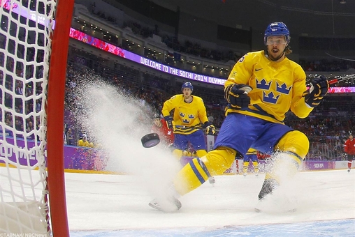 چهره اریک کارلسون سوئدی هنگامیکه به تیم سوئیس در رقابنهای مردان هاکی روی یخ گل زده