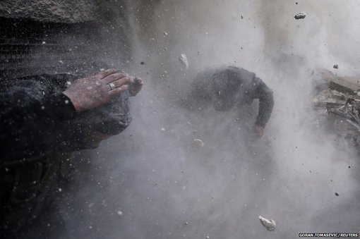 گوران توماسویک، عکاس صرب، برنده جایزه اول در رشته مجموعه عکس خبری شده است. این عکس شورشیان سوری را بعد از انفجاری در یکی از مناطق دمشق نشان می دهد.