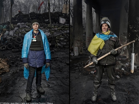 چپ : یک کارگر اوکراینی که مأمور گشت زنی در اطراف ساختمانهای تخریب شده و اشغال شده از دولت است و راست : کارگر ورزشگاه دینامو کیف