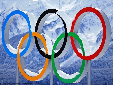 نمایی از بارش برف و نشستن دانه‌های یخ زده برف ‌روی حلقه‌های المپیک