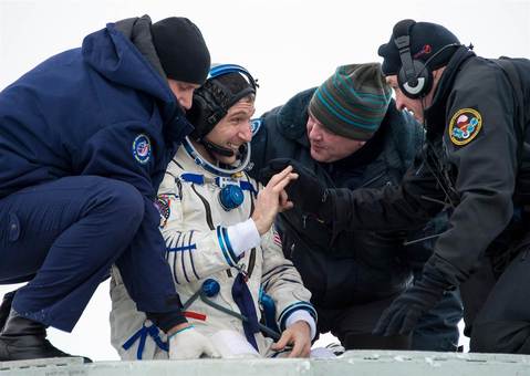 بازگشت سه فضانورد آمریکایی و روسی پس از مأموریت۱۶۶ روزه برای حمل مشعل المپیک به فضا/رویترز 