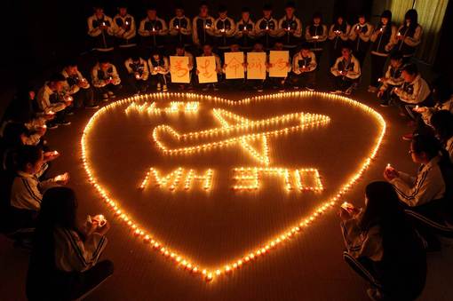 دعای دانشجویان چینی برای نجات گمشدگان پرواز مالزی/NBC News 