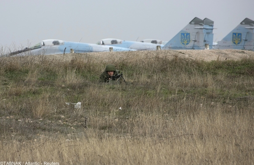 سرباز روس در حال حفاظت از منطقه فرودگاه نظامی و جنگنده های اوکراینی