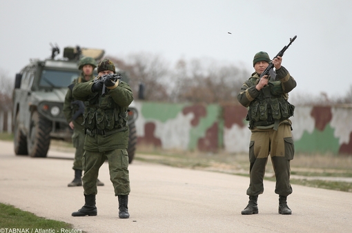 تیراندازی هوایی نیروهای نظامی روسیه برای متفرق کردن رژه سربازان اوکراینی