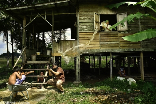 عکس گرفته شده در روستایی واقع در مالزی- عکاس توانسته با استفاده از نور محیط و سرعت شاتر بالا عکسی اینگونه خلق نماید
