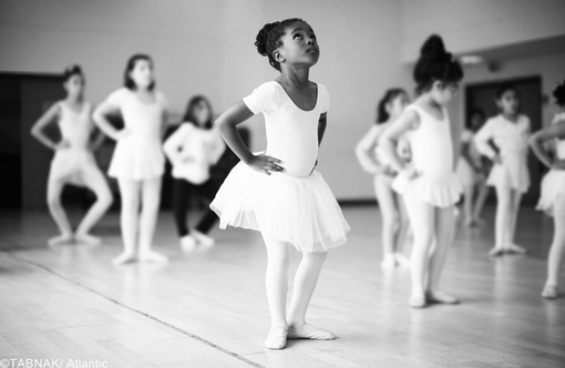 جایزه فرهنگ به این عکس رسیده - عکاس با در نظر گرفتن دخترک رنگین پوست در میان سایر هملاسیهایش در کلاس باله این تقابل نژادی را به تصویر کشیده