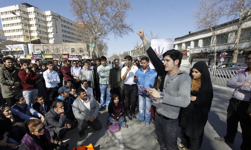 جمعی از مردم مشهد در اعتراض به تعلل پاکستان در دستگیری ربایندگان مرزبانان ایرانی روز پنجشنبه در مقابل کنسولگری این کشور در مشهد تجمع کردند/ایرنا
