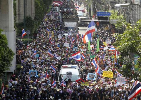 تظاهرات ضد دولتی در خیابان های بانکوک موجب رکود اقتصادی و هرج و مرج گردیده /آنسا
