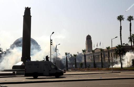 درگیری بین تظاهرکنندگان در دانشگاه قاهره و پلیس حداقل یک کشته برجای گذاشته است/آنسا
