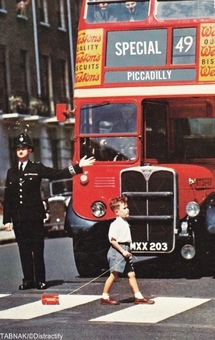پسرکی در حال گذر از خط عابر پیاده در یکی از خیابانهای لندن در سال ۱۹۶۰