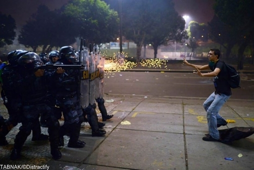 یک معترض برزیلی در مقابل نیروهای ضد شورش