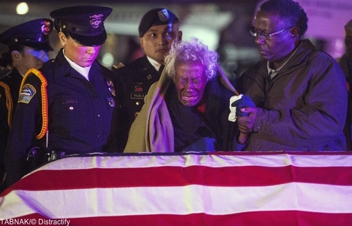 وداع گانت کلارا با پیکر شوهرش پس از ۶۰ سال زندگی مشترک. گروهبان جوزف گرانت در جریان جنگ کره با قوای ایالات متحده و سازمان ملل متحد در میدان جنگ حضور داشت