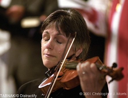 نوازنده ویولن، حاضر در ارکستری در کلیسای ونکوور، در حالی که به مناسبت درگذشت قربانیان حادثه تروریستی یازده سپتامبر می نوازد، اشک می ریزد!