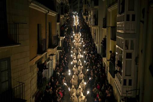 برگزاری دعا و نیایش در شب مقدس(عید پاک) با حضور صدها نفر در سراسر اسپانیا/AP 
