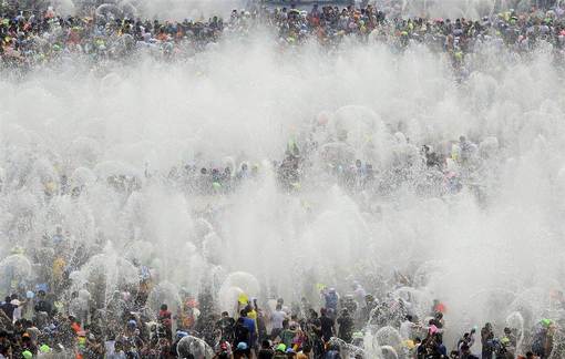 جشنواره آب پاشی در استان یونان چین به مناسبت فرا رسیدن سال نو/ REUTERS 