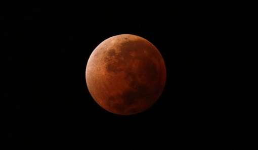 در آسمان بوینس آیرس، ماه گرفتگی کامل، رنگ ماه را سرخ کرد. این پدیده بیش از یک ساعت طول کشید. این اولین ماه گرفتگی از مجموع چهار خسوف قمری است که بین سال ۲۰۱۴ و ۲۰۱۵ صورت خواهد گرفت/Reuters