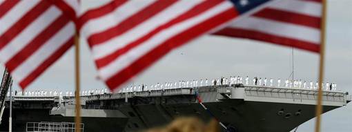 ناو هواپیمابر ترومن، ۹ ماه پس از حرکت از ایالات متحّده، به همراه عوامل نیروی دریایی و دریانوردانش به آمریکا بازگشت/AP 