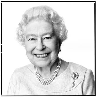 جدید‌ترین تصویر پرتره از ملکه انگلیس در آستانه تولد ۸۸ سالگی وی که توسط عکاس مد در لندن تهّیه شده است. وی از ملکه به عنوان فردی شوخ و بذله گو و با چهره‌ای گشاده هنگام عکس برداری یاد کرده است/NBC 