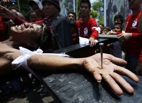 همزمان با جمعه مقدس، گروهی از مسیحیان در فیلیپین با مصلوب کردن خود به یک تخته چوبی، روزی که عیسی به صلیب کشیده شده را یادآوری کردند/Reuters 