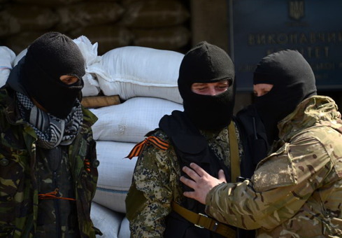 خبرگزاری فرانسه از کشته شدن دست‌کم چهار نفر در درگیری‌های مسلحانه نزدیک شهر اسلاویانسک در شرق اوکراین خبر داده است. رویترز هم گزارش داده که یک شاهد عینی، جنازه دو نفر را در یک ایست بازرسی نزدیک شهر اسلاویانسک دیده است/AFP 