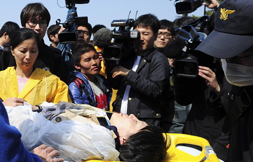 با افزایش شمار تلفات کشتی غرق شده کره جنوبی که اکنون به ۴۹ تن رسیده است، خانواده این قربانیان روز یکشنبه با پلیس درگیر شدند/AFP 