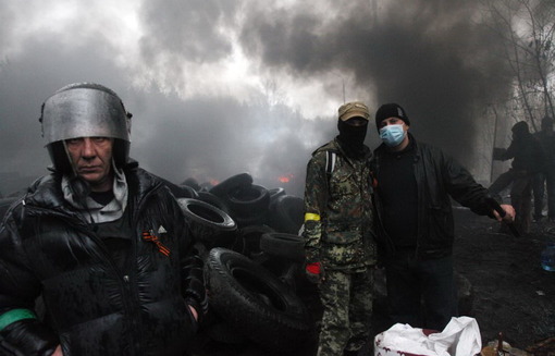 هواداران روسیه در شرق اوکراین با آتش زدن لاستیک ماشین، خود را برای مقابله با بِرکوت (نیروهای ویژه پلیس اوکراین) آماده می‌کنند. گزارش‌های جدید از اوکراین، حاکی است که در درگیری میان نیروهای دولتی با شورشیان هوادار روسیه در شرق این کشور، یک افسر کشته شده و پنج افسر دیگر زخمی شده‌اند. درگیری‌های روز یکشنبه چندین کشته و زخمی از دو طرف بر جای گذاشته است. /AFP-RFE/RL