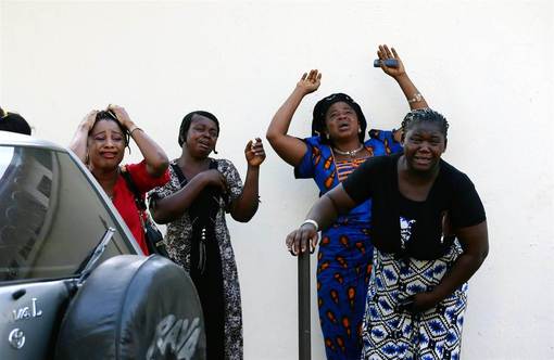 تصویر: گریه و شیون زنان داغدار نیجریه‌ای از حمله‌های مرگبار و وحشت آور بوکوحرام؛ انفجار بمب در نیجریه، موجب مرگ دست کم ده غیرنظامی شد. بر اثر انفجار بمب در یک ایستگاه اتوبوس پر ازدحام در نزدیکی شهر آبوجا، پایتخت نیجریه، دست کم ۳۵ تن کشته شدند. این حادثه صبح روز دوشنبه در نقطه‌ای واقع در پنج کیلومتری شهر آبوجا روی داد و هرچند تاکنون هیچ گروهی مسئولیت این بمبگذاری را به عهده نگرفته، احتمال می‌رود گروه تروریستی بوکوحرام، عامل این بمب گذاری باشد. بوکو حرام روز سه شنبه در اقدامی عجیب و بی‌رحمانه طی حمله به یک مدرسه شبانه روزی در شمال شرقی نیجریه شماری از دانش آموزان دختر را ربودند./BBC-NBC