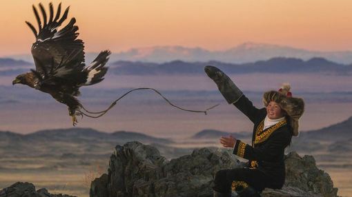 یک عکاس، تصاویر تنها دختر جهان که با یک عقاب طلایی در مغولستان شکار می کند، ثبت کرده است. عکس ها از آشر اسوینسکی/آژانس خبری کیترز-BBC