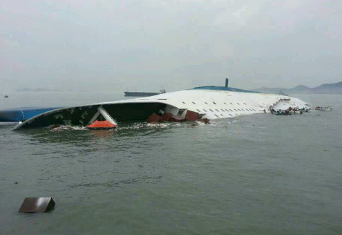 مقام‌های کره جنوبی می‌گویند، ساعت‌ها پس از غرق شدن یک کشتی با ۴۵۹ سرنشین، هنوز از سرنوشت نزدیک به ۳۰۰ مسافر این شناور خبری نیست. به گزارش آسوشیتدپرس، این کشتی روز چهارشنبه ۲۷ فروردین در ‌آب‌های سرد سواحل جنوبی این کشور غرق شده است. بیشتر مسافران این کشتی دانش‌آموزان دبیرستانی بودند. /AFP-RFE/RL