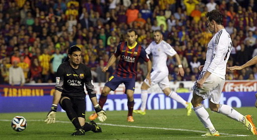 گل دیدنی رئال توسط «بیل» به بارسلونا در شب قهرمانی تیم رئال مادرید در جام حذفی اسپانیا/AFP