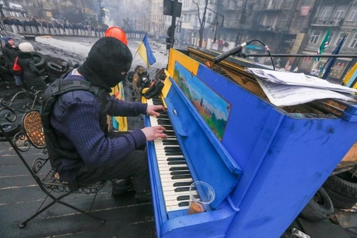 در جریان اعتراضات ضد دولتی اوکراین، یکی از مخالفین در میدان استقلال کیف پیانو می نوازد
