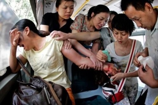 کمک مردم به زن چینی که در اتوبوس اقدام به خودکشی کرده است!