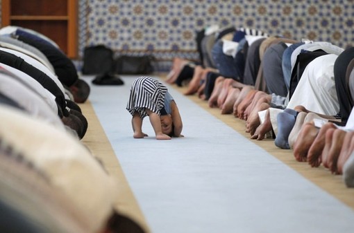 حرکت جالب کودک در تقلید از بزرگترها در جریان عید فطر