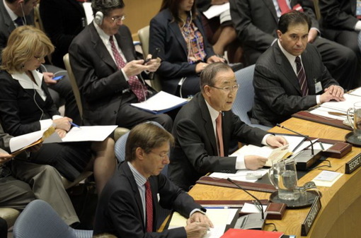 دبیرکل سازمان ملل متحد خواستار اقدام شورای امنیت این سازمان برای پایان دادن به نقض قوانین بین‌المللی توسط هر دو طرف درگیر در بحران سوریه شد.به گزارش روز چهارشنبه، سوم اردیبهشت، خبرگزاری رویترز،‌ بان گی‌ مون، دبیرکل سازمان ملل، در دومین گزارش ماهانه خود به ۱۵ عضو شورای امنیت گفت که طرفین درگیر در جنگ سوریه، به درخواست این سازمان برای ارائه کمک‌های انسان‌دوستانه به این کشور عمل نکرده‌اند/RFE/RL 